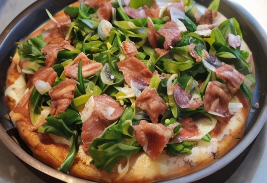 Pizza de rúcula y jamón crido